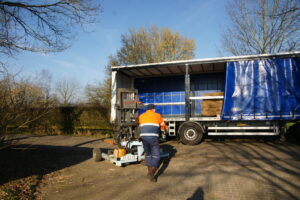 Klein Hekkelder Zakgoedwagen met kooiaap